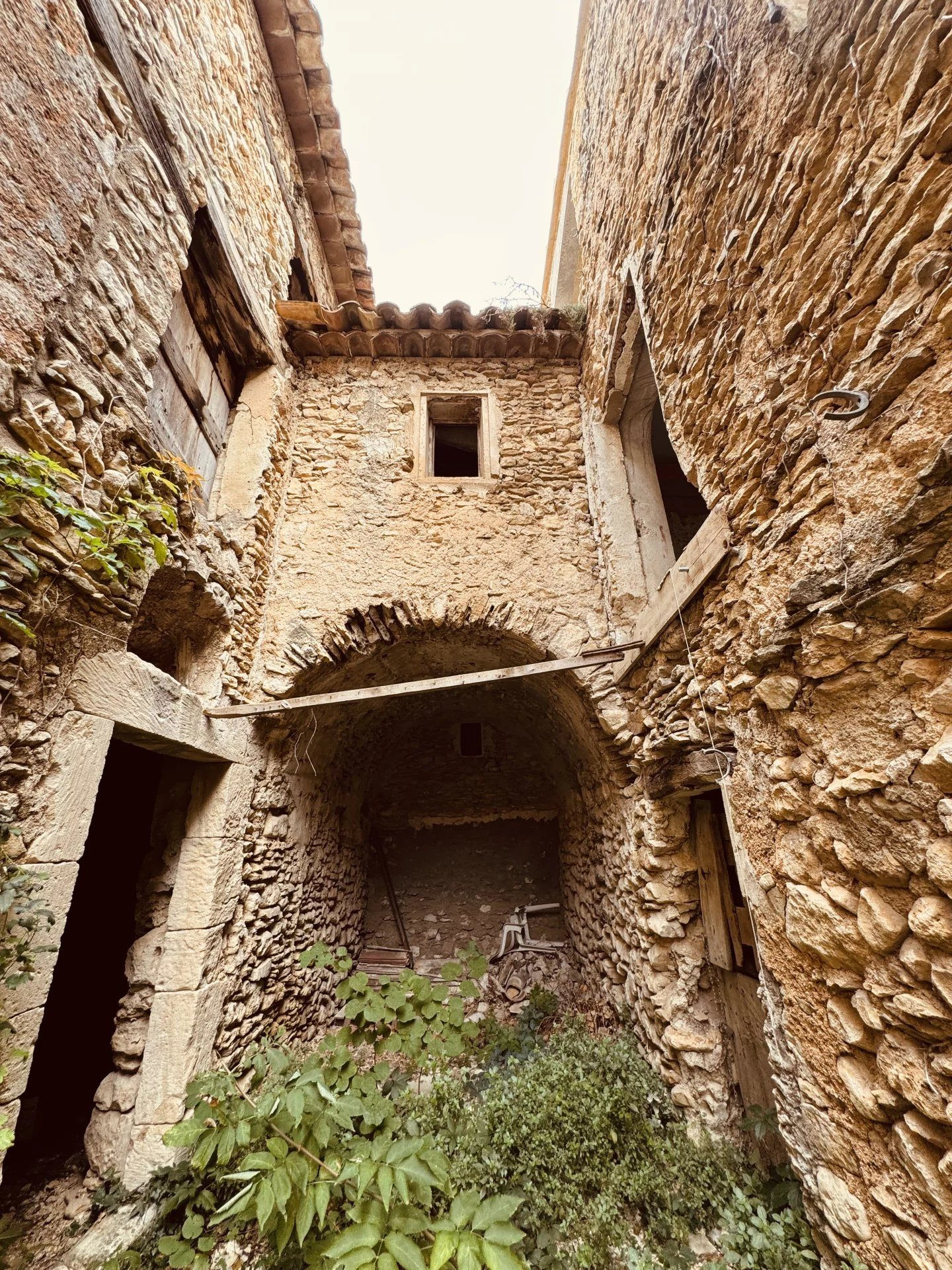 EXCLUSIVE JCL by eXp – Authentic Bourgeois House to Restore in the Heart of Luberon 4