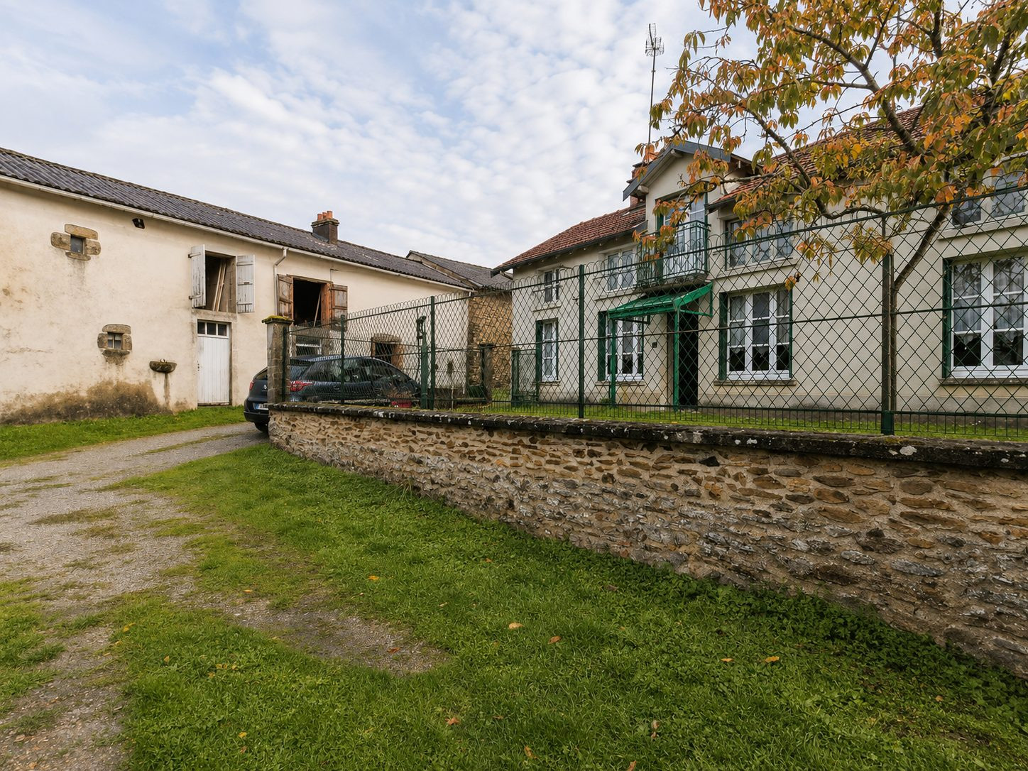 Set of two houses with outbuildings and land in Darnac 4