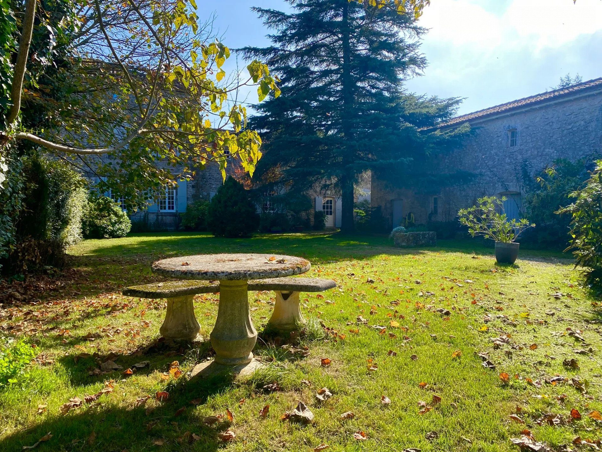 Maison 15 pièces 594 m² · à Champagne · 594 m² · 812 000 €