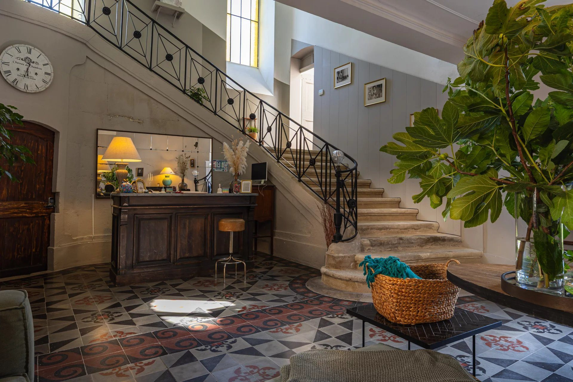 Elegant Bourgeois Residence in the Heart of Provençal Venice 4