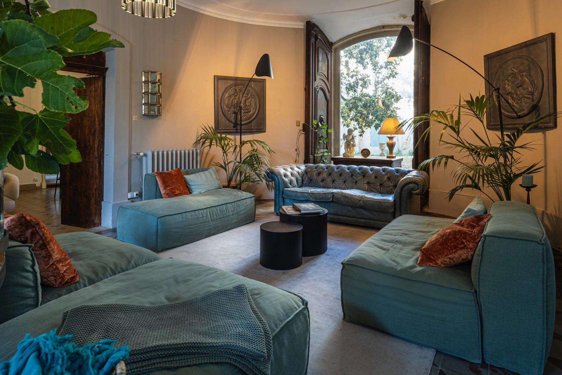 Elegant Bourgeois Residence in the Heart of Provençal Venice 5