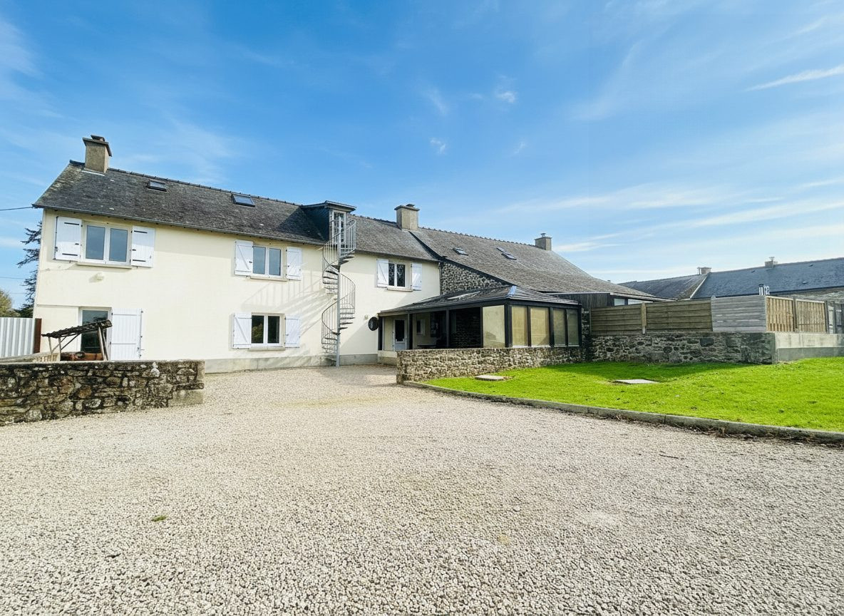 "Investissement Rentable : Gîte + 12 Logements Loués" sur plus de 8400m2 de terrain.
