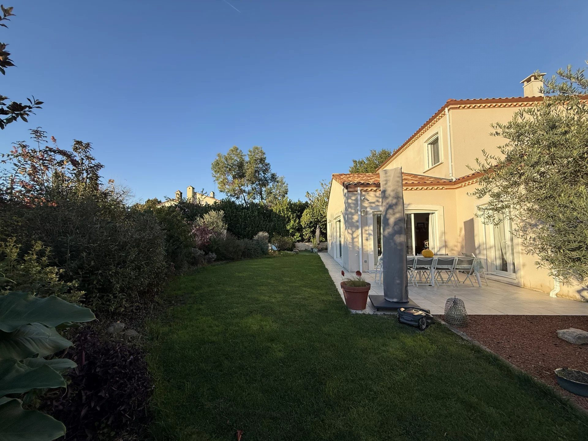 Maison moderne avec jardin
