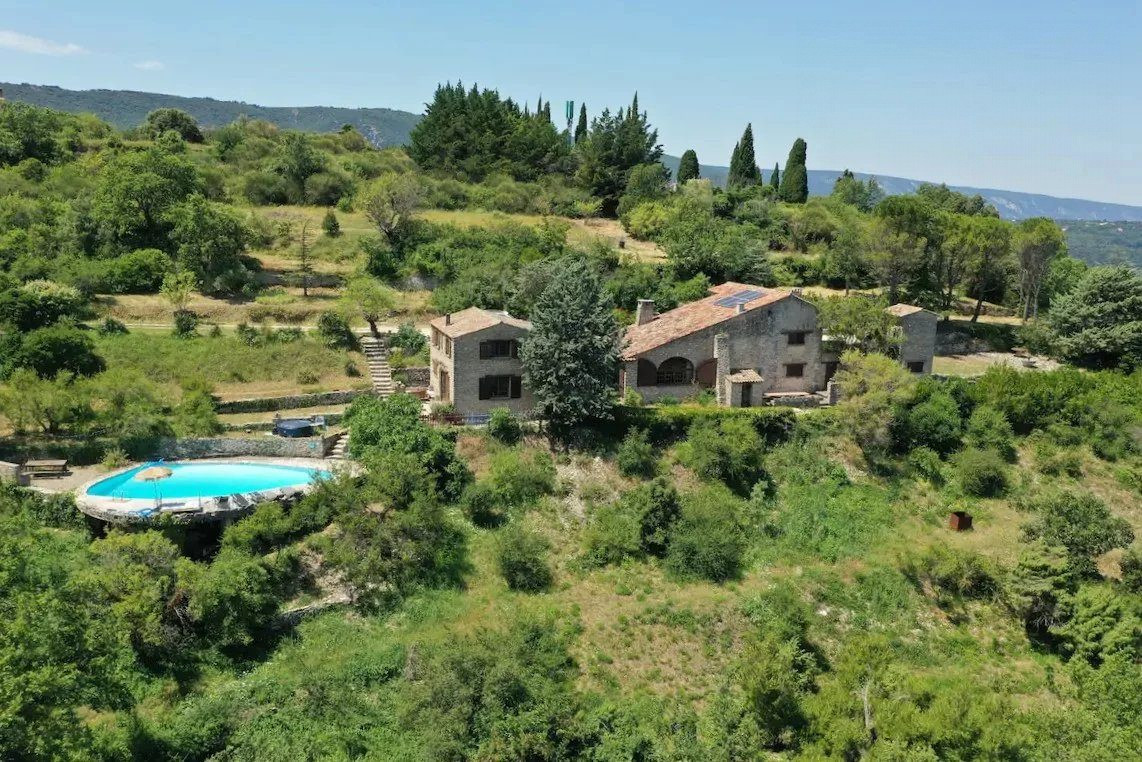 Domaine provençal de 5,3 hectares à Bonnieux – Mas en pierre – À pied du village