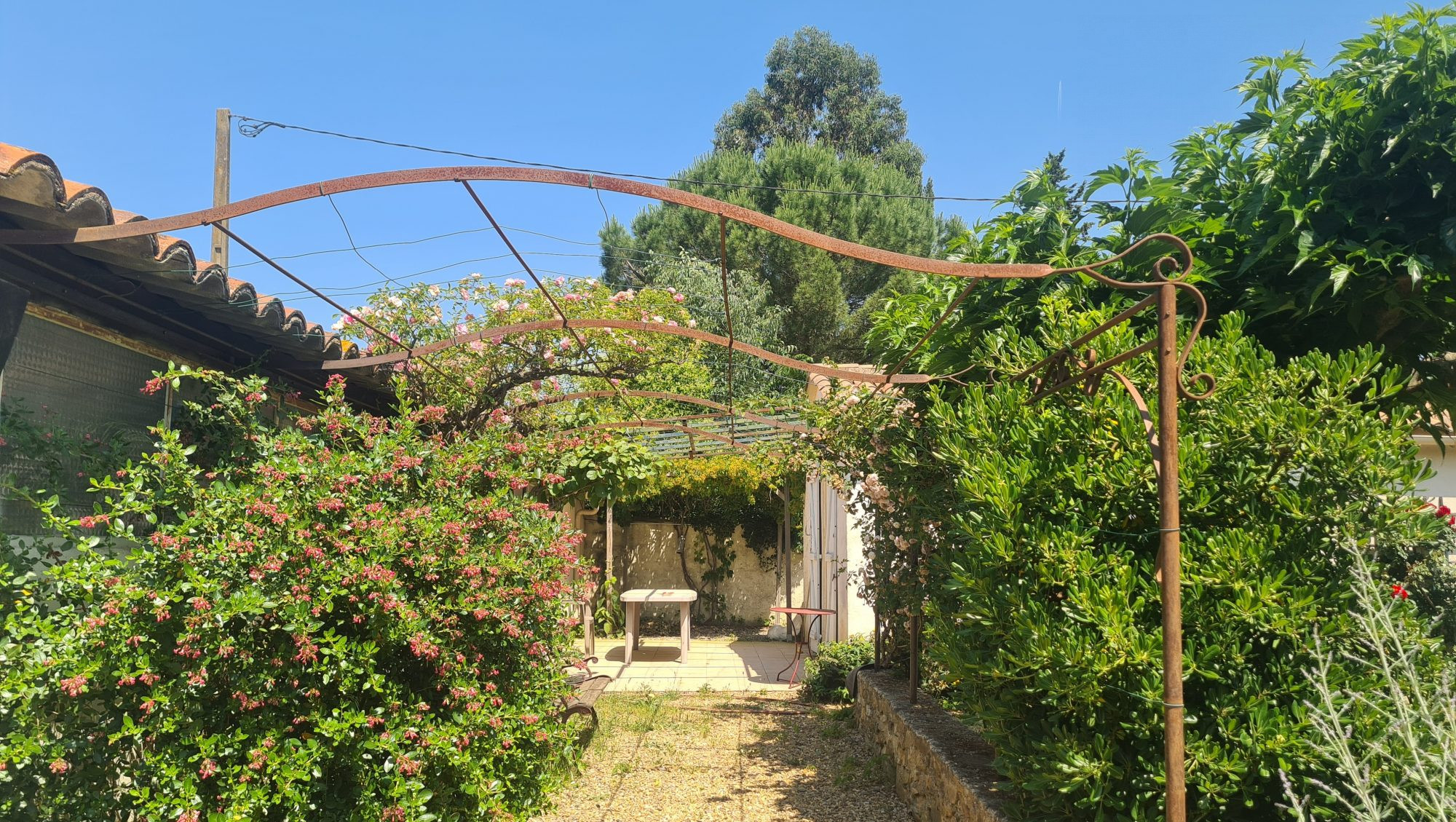 Characterful House with Independent Accommodation and 100m2 Garage 5