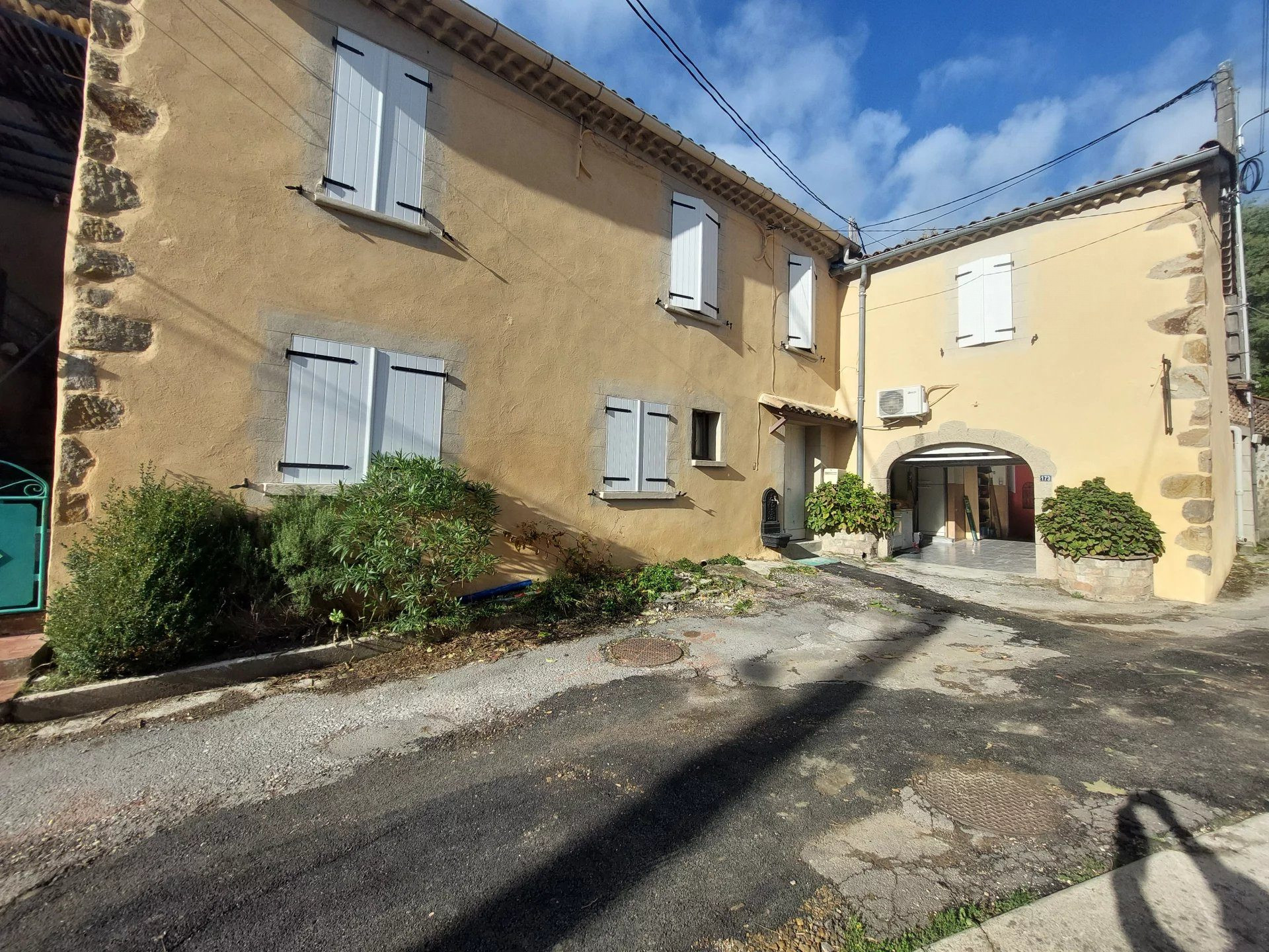 Maison rénovée avec garage en entrée de Cévennes