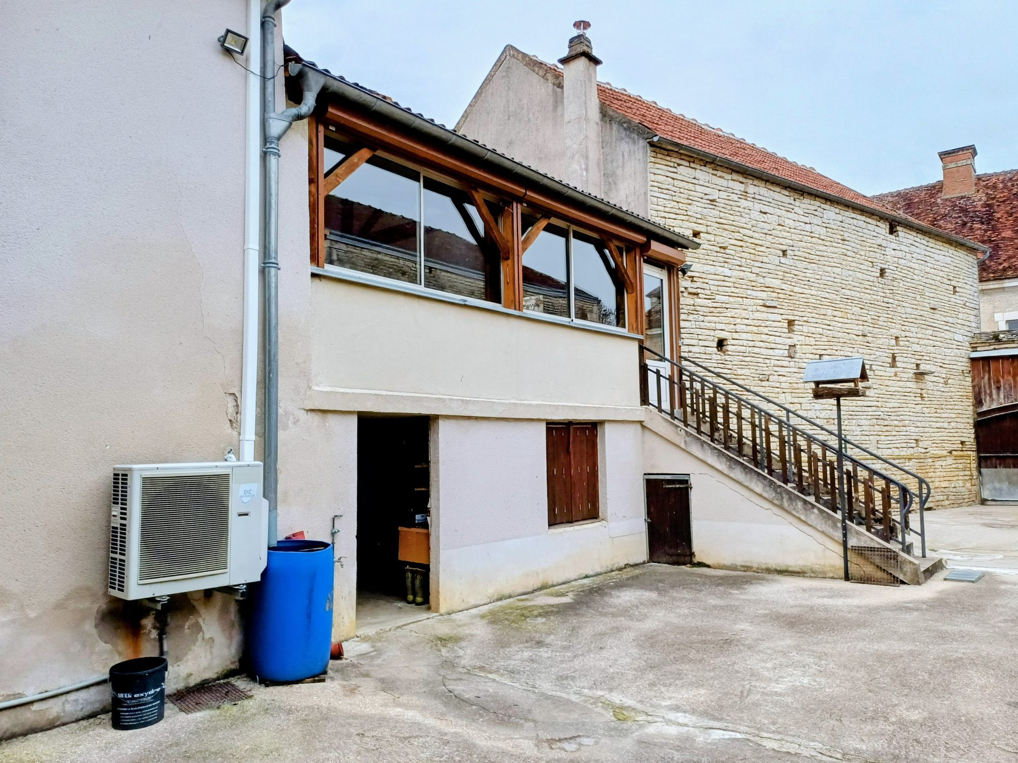 Former farmhouse converted into residence: 155 m2 of living space near the Renaissance château of TANLAY (89) 3
