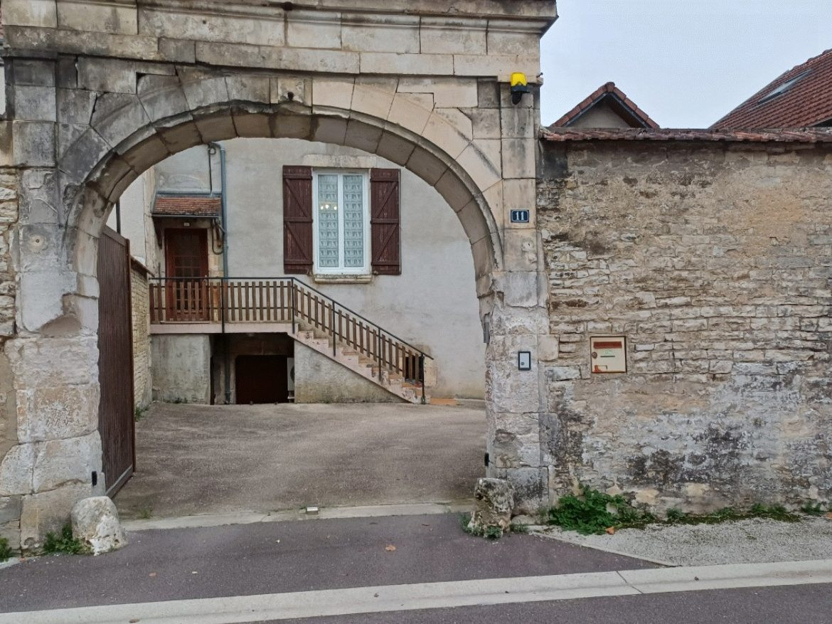 Former farmhouse converted into residence: 155 m2 of living space near the Renaissance château of TANLAY (89) 2