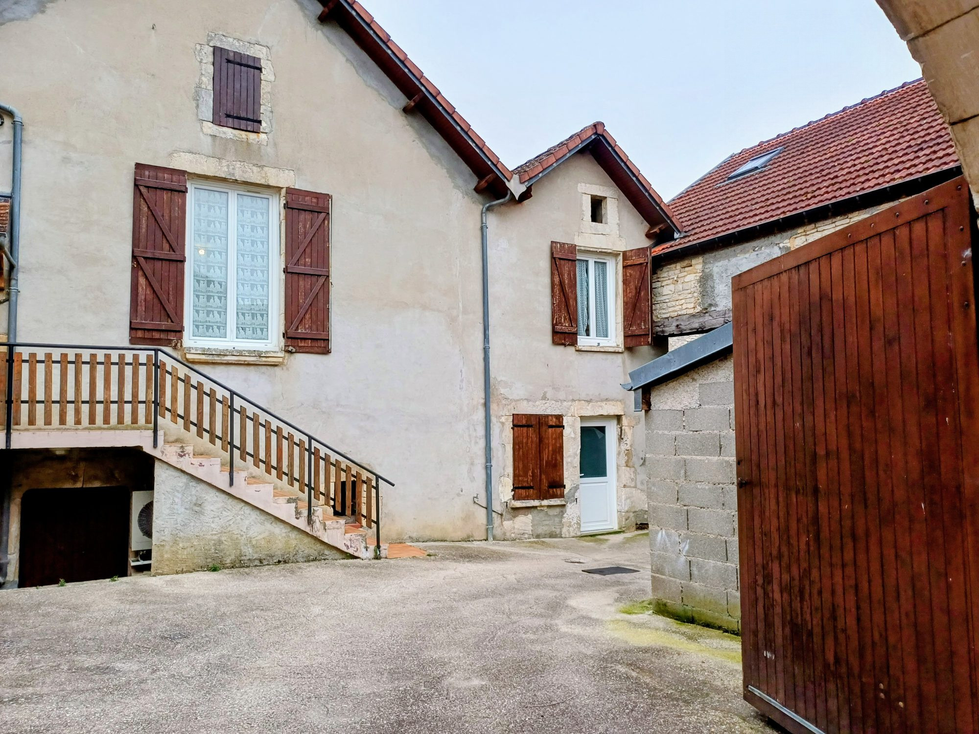 Ancienne ferme aménagée en habitation : 155 m2 habitables dans le voisinage du château rennaissance de TANLAY (89)