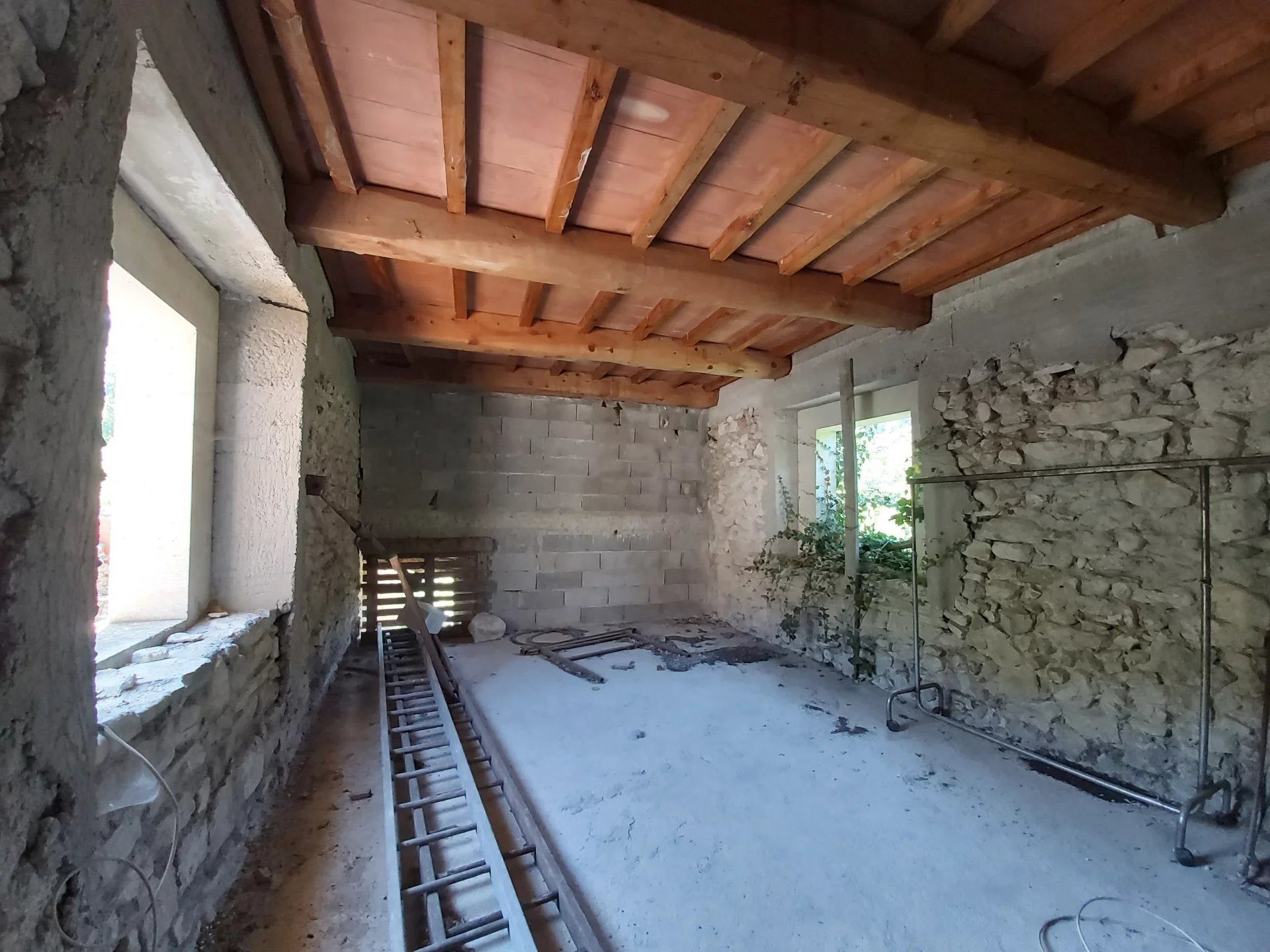 Maison 19 pièces 450 m² · à Montjoyer · 450 m² · 790 000 €