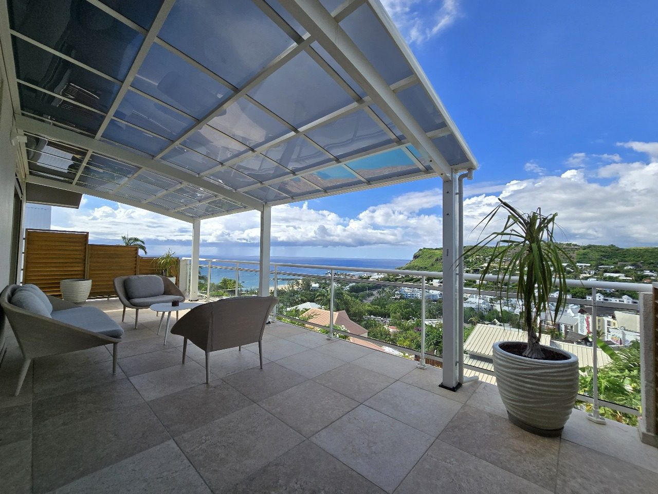 Rare sur Boucan Canot! Villa 10 pieces Vue mer imprenable de 360 m² – À 5 minutes à pied de la plage de Boucan Canot. Calme absolu.
