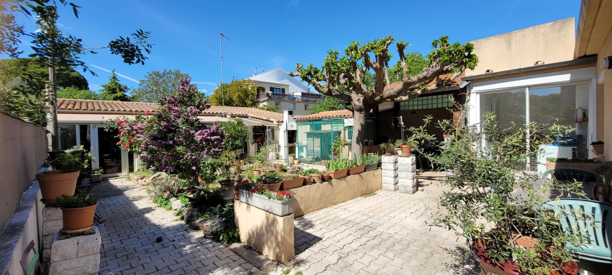 MAISON 9 PIECES avec APPARTEMENT INDEPENDANT - TERRAIN 410 m2