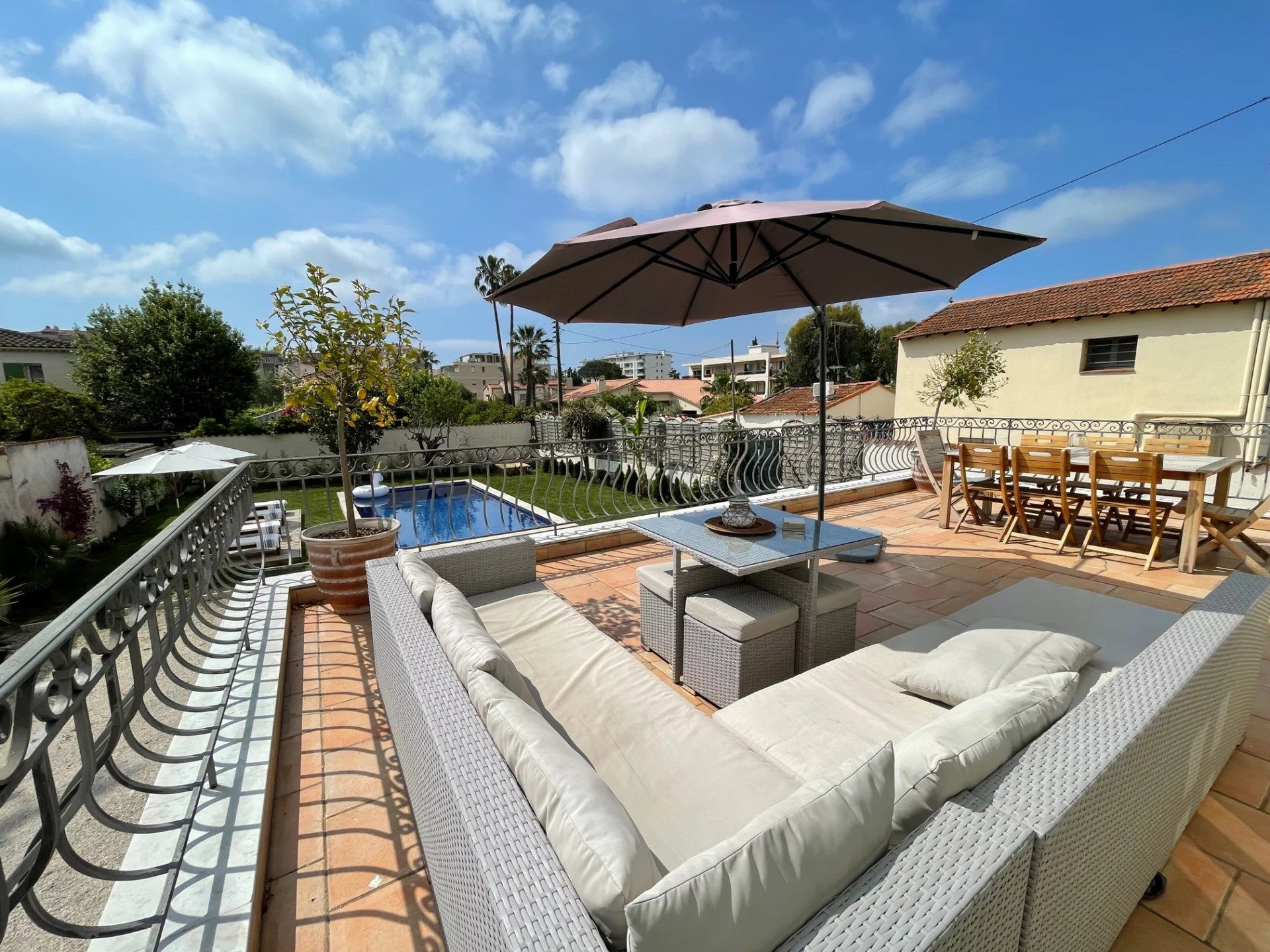 Period townhouse with swimming pool in Golfe Juan, steps from the beach