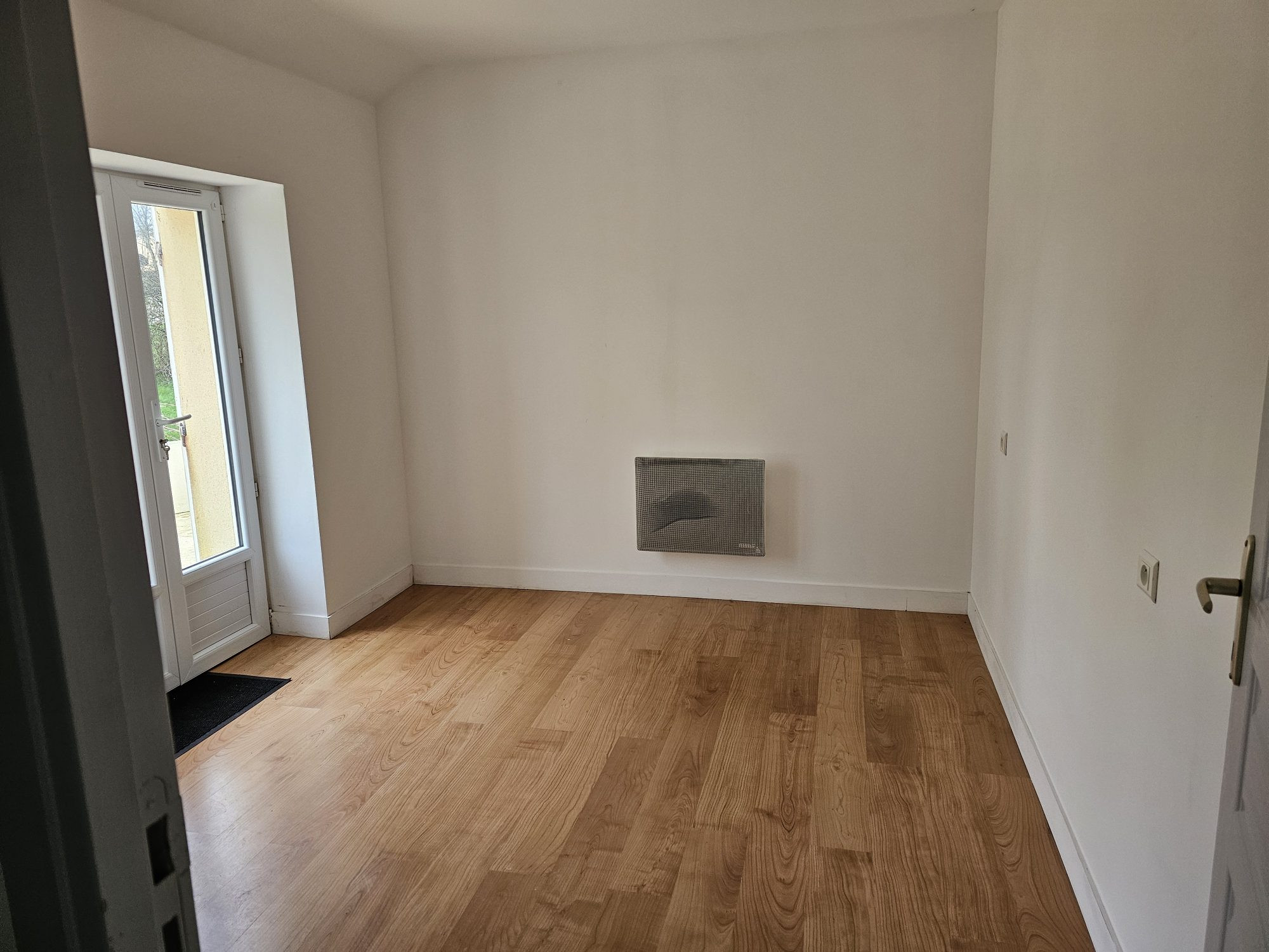 Charmante longère en pierre – 1 500 m² de terrain et dépendance aménageable