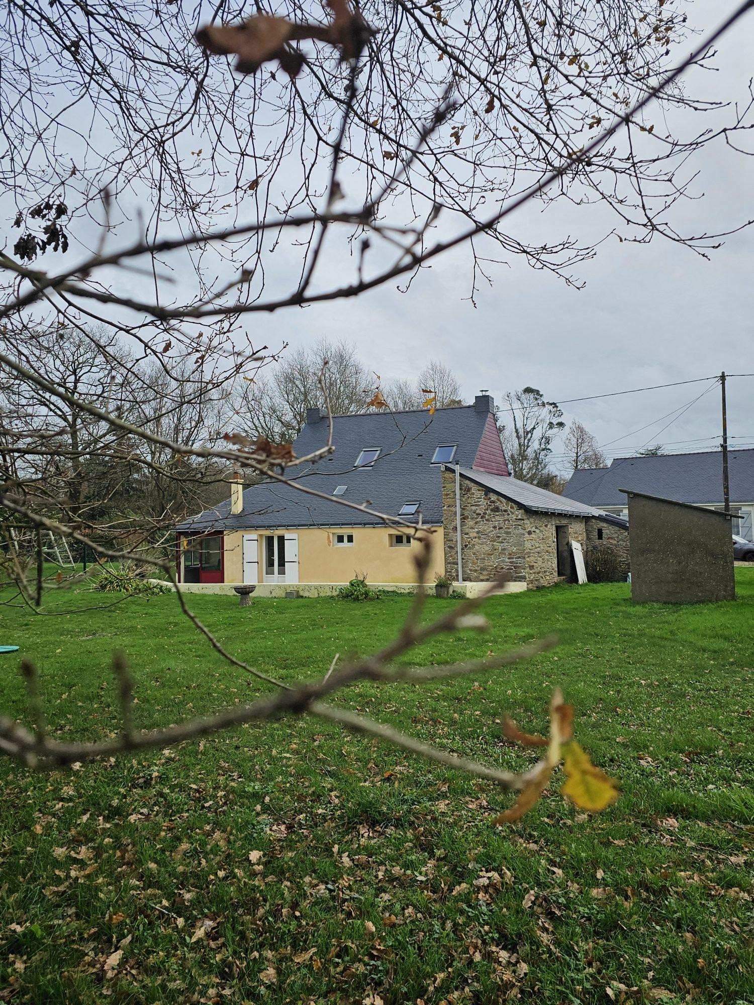Charmante longère en pierre – 1 500 m² de terrain et dépendance aménageable