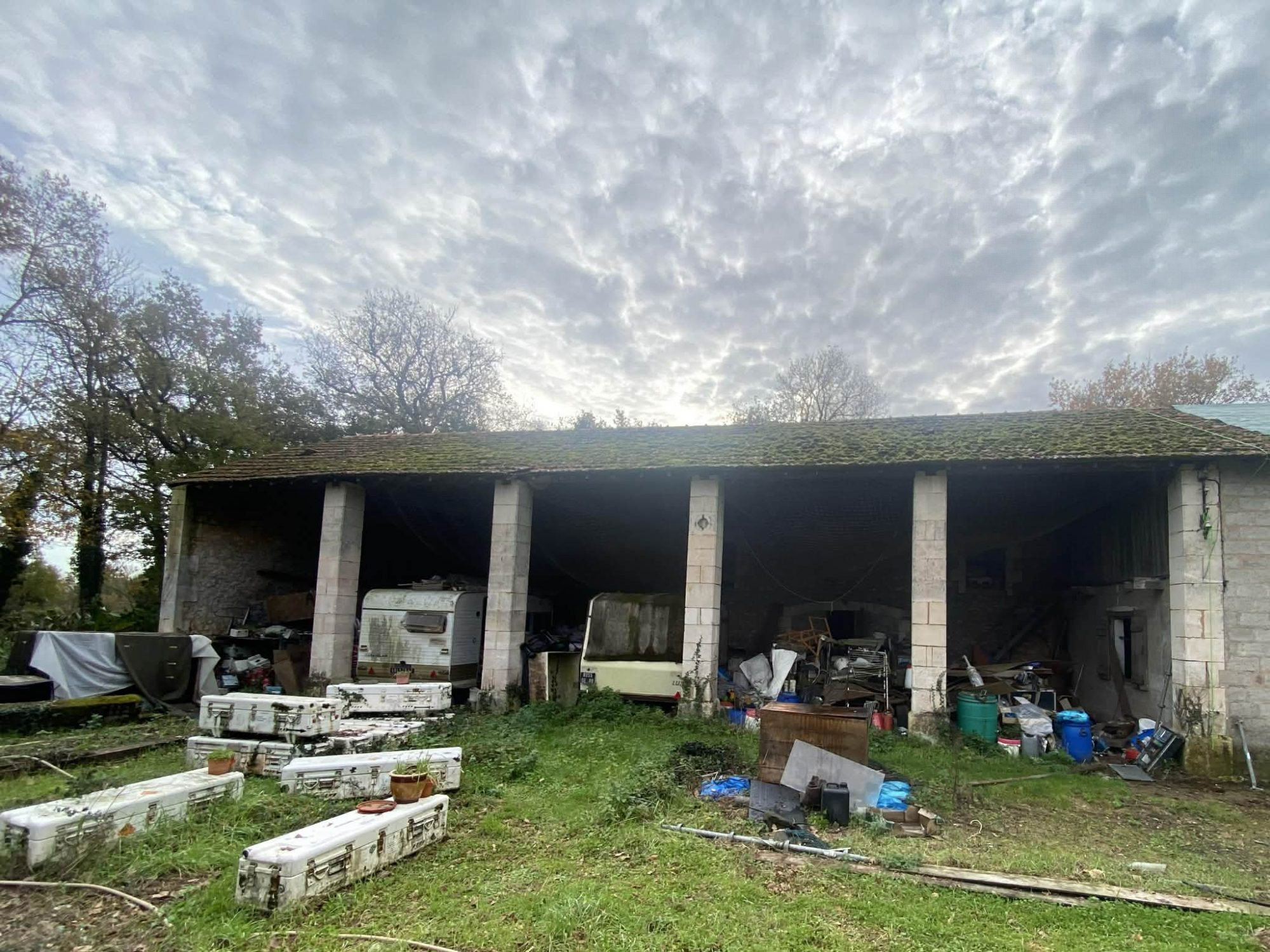 Maison de campagne, dépendances et 17000m2 de bois et terres