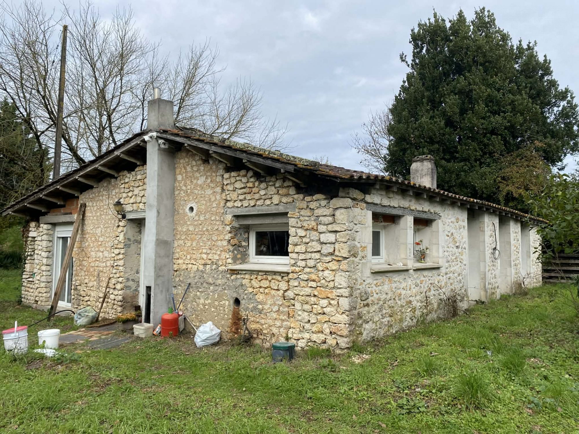 Maison de campagne, dépendances et 17000m2 de bois et terres