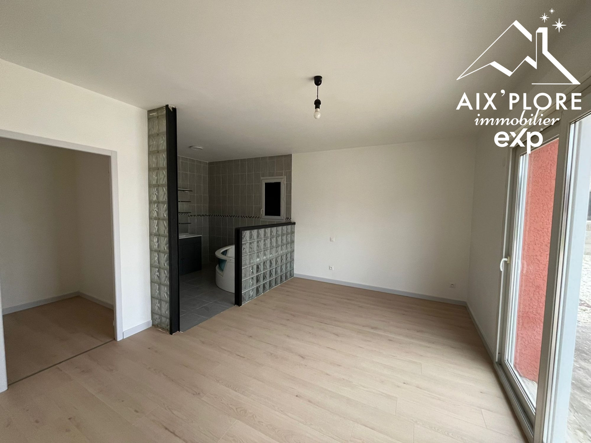 Large family home with outbuildings – 1,877 m² enclosed plot 5