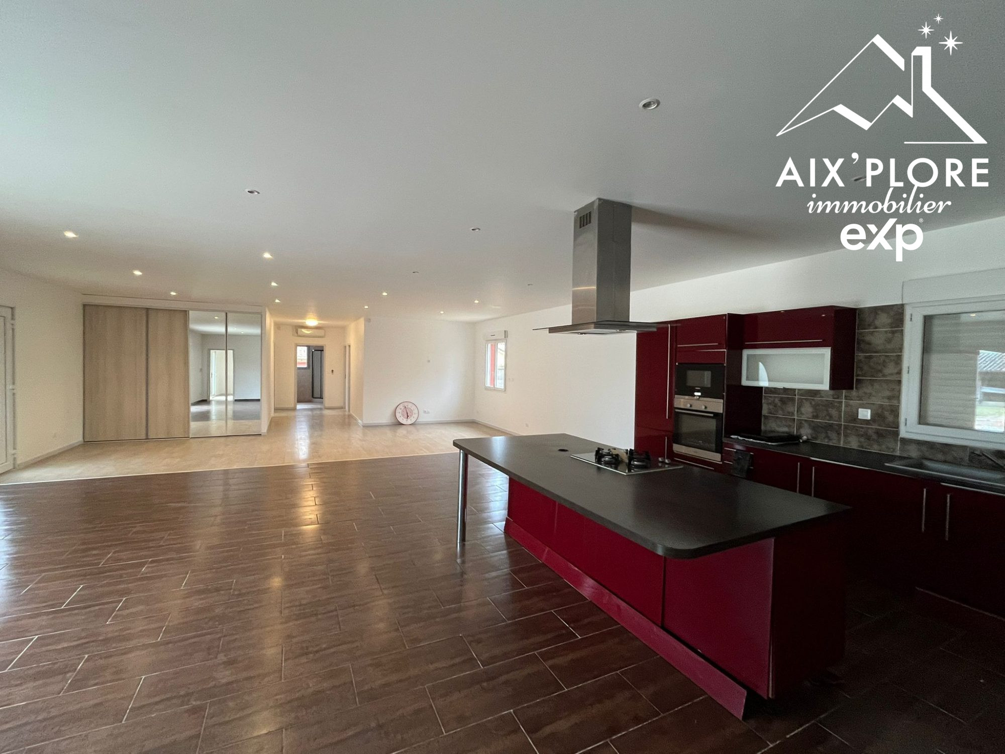 Large family home with outbuildings – 1,877 m² enclosed plot 3