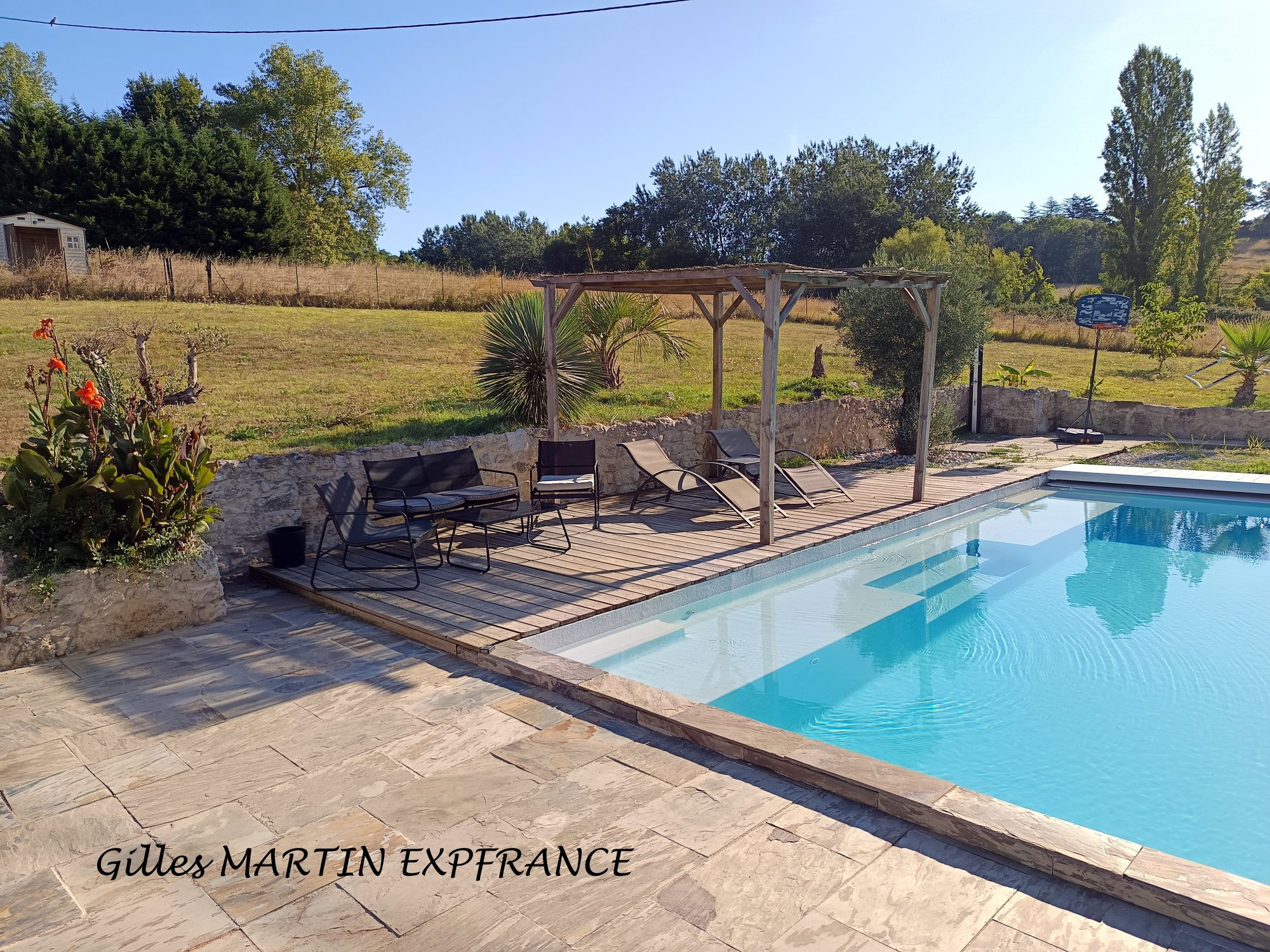 5-Room House with Swimming Pool and Large Plot 3