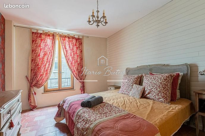Maison T9 avec garages et terasse 238m²