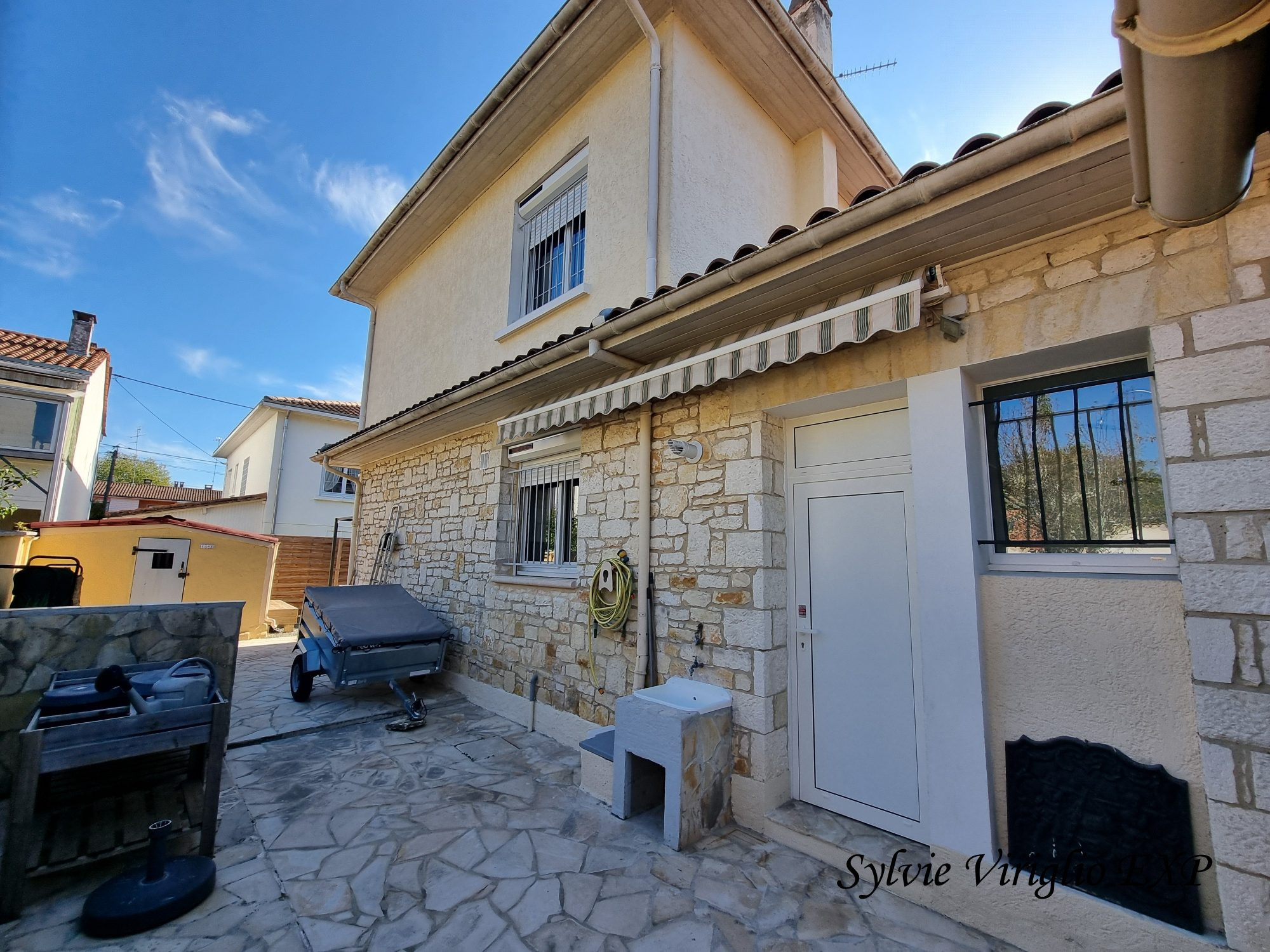 Charming house of 129 m². Land of 336 m². In the heart of Bergerac. 2