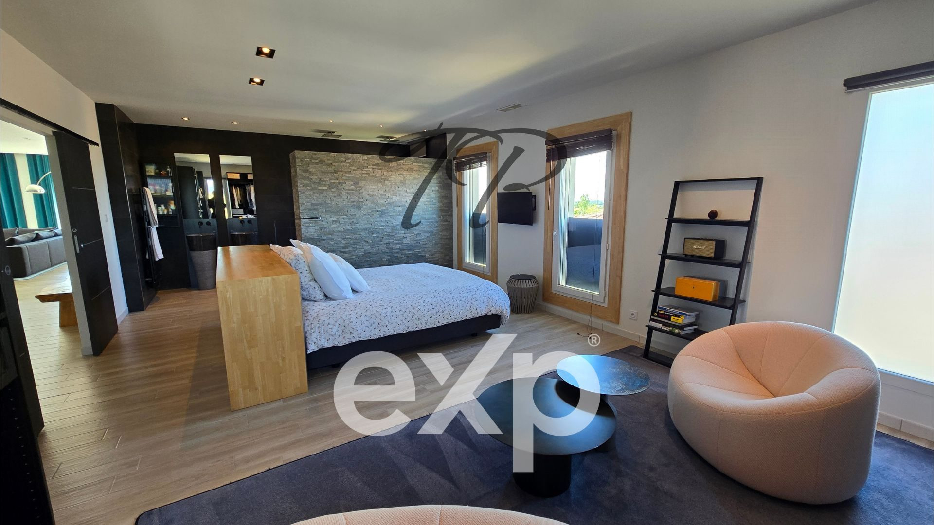 VILLA DE 268M² SUR 1025M² DE JARDIN ET PISCINE INTERIEUR
