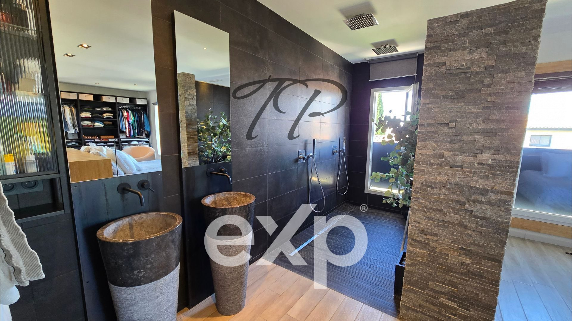 VILLA DE 268M² SUR 1025M² DE JARDIN ET PISCINE INTERIEUR
