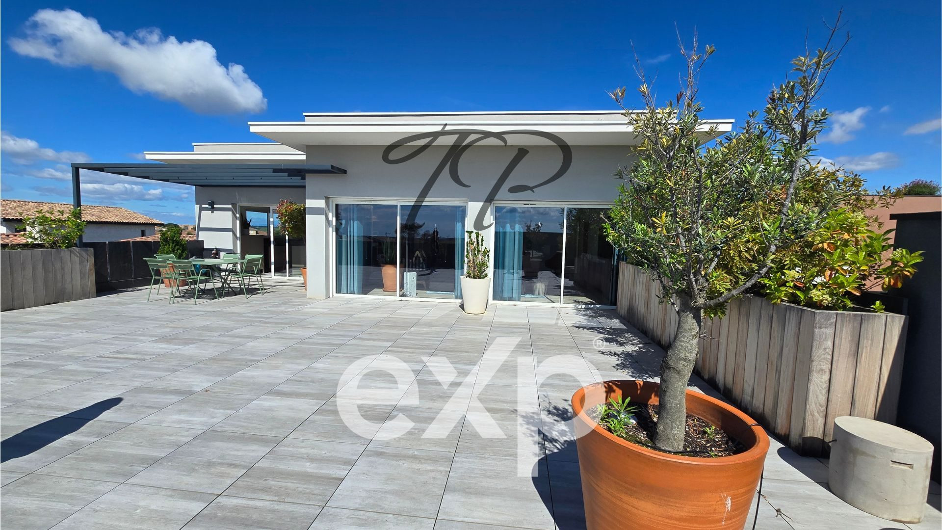 VILLA DE 268M² SUR 1025M² DE JARDIN ET PISCINE INTERIEUR