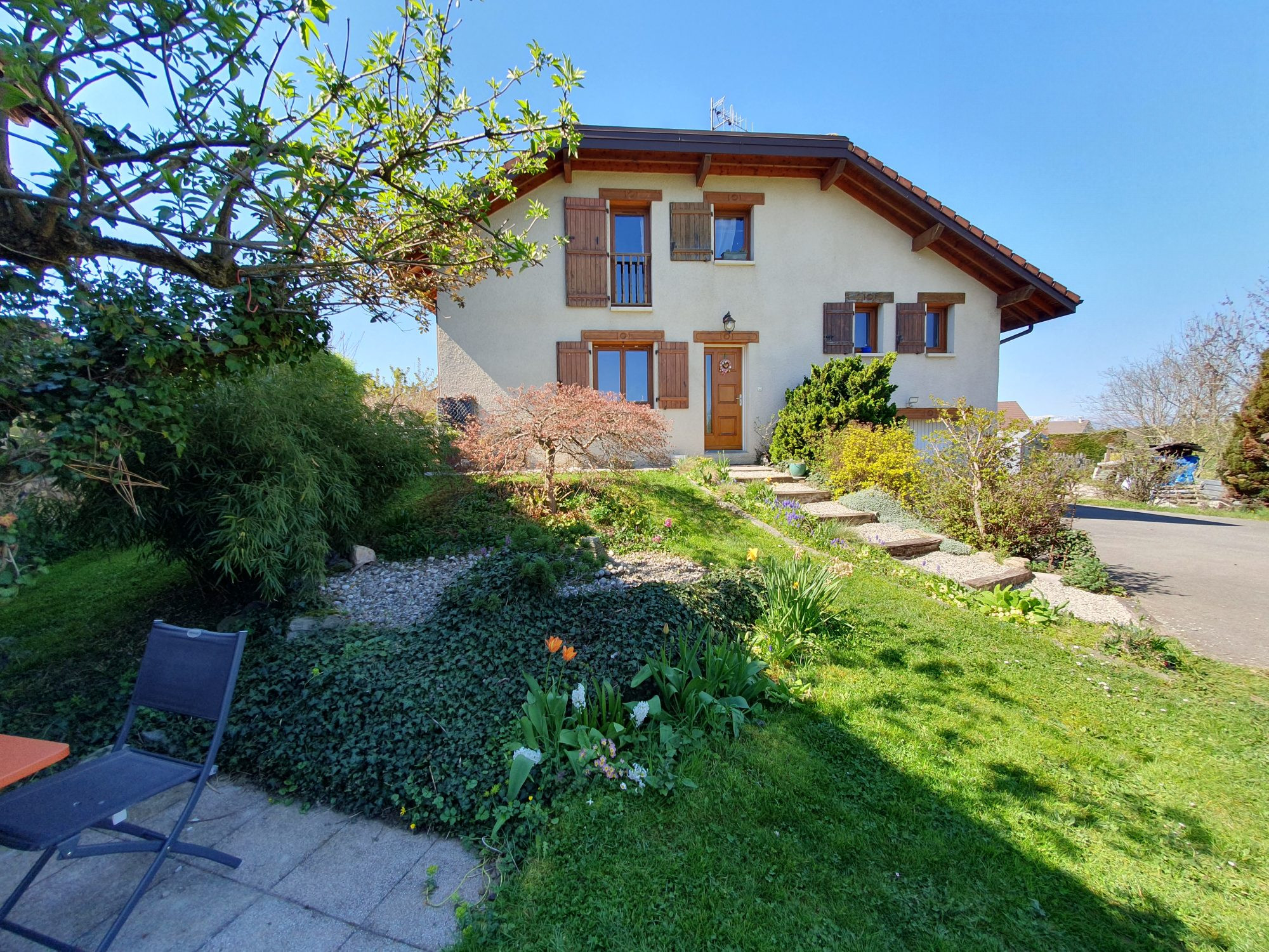 Maison avec piscine , secteur calme