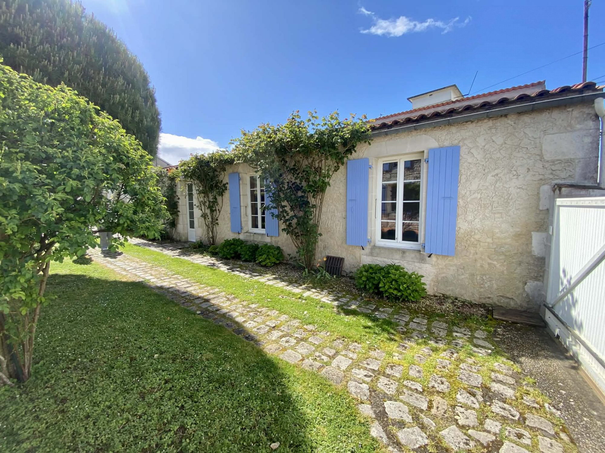 Longère charentaise et son gîte au coeur du village
