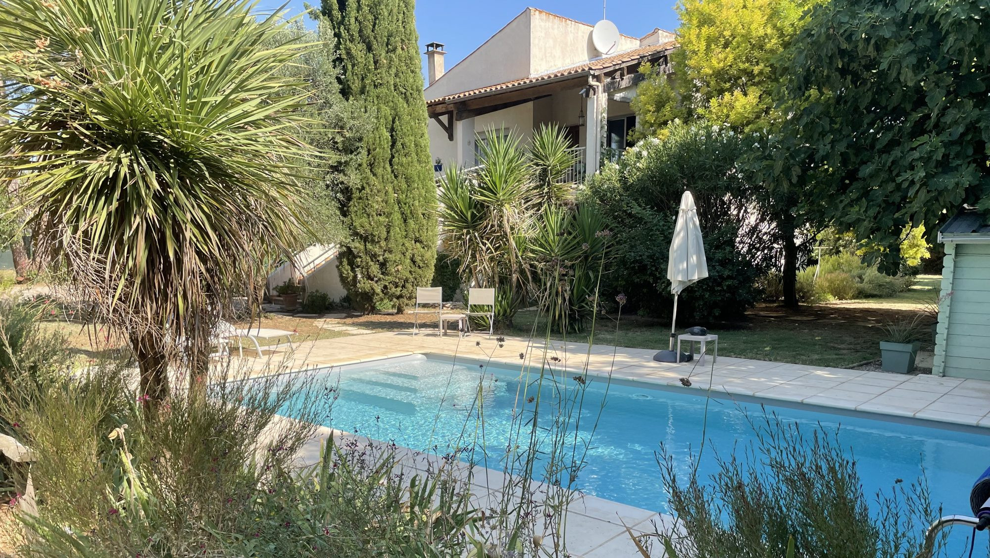 Maison traditionelle à la campagne et à pied du village