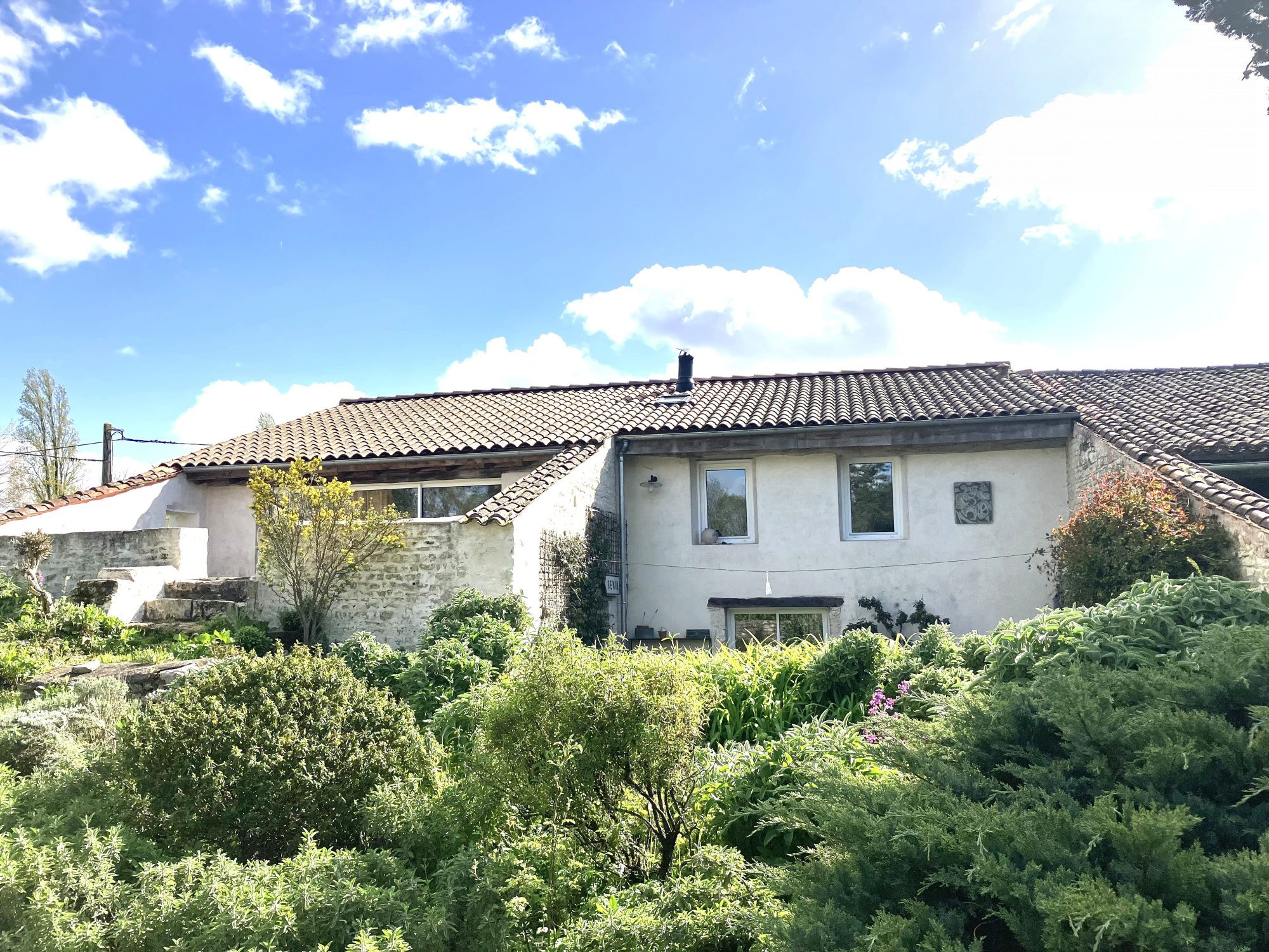 Maison rénovée + dépendance entre La Rochelle et Niort