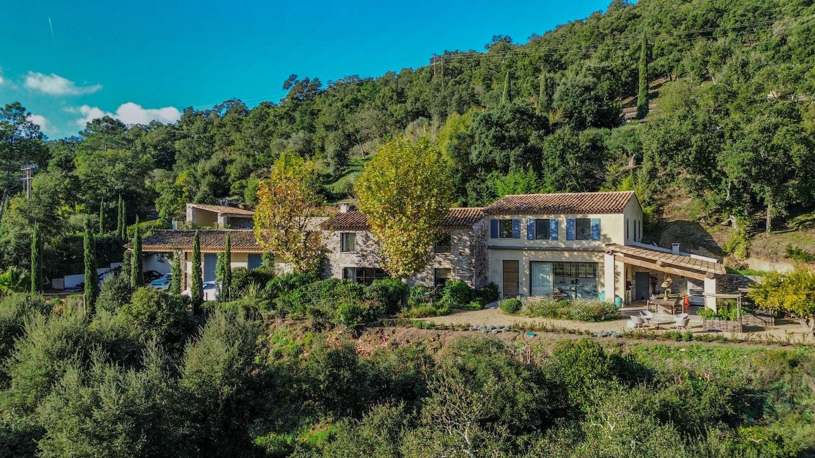 Sur les hauteurs de St Tropez - sublime maison d'architecte