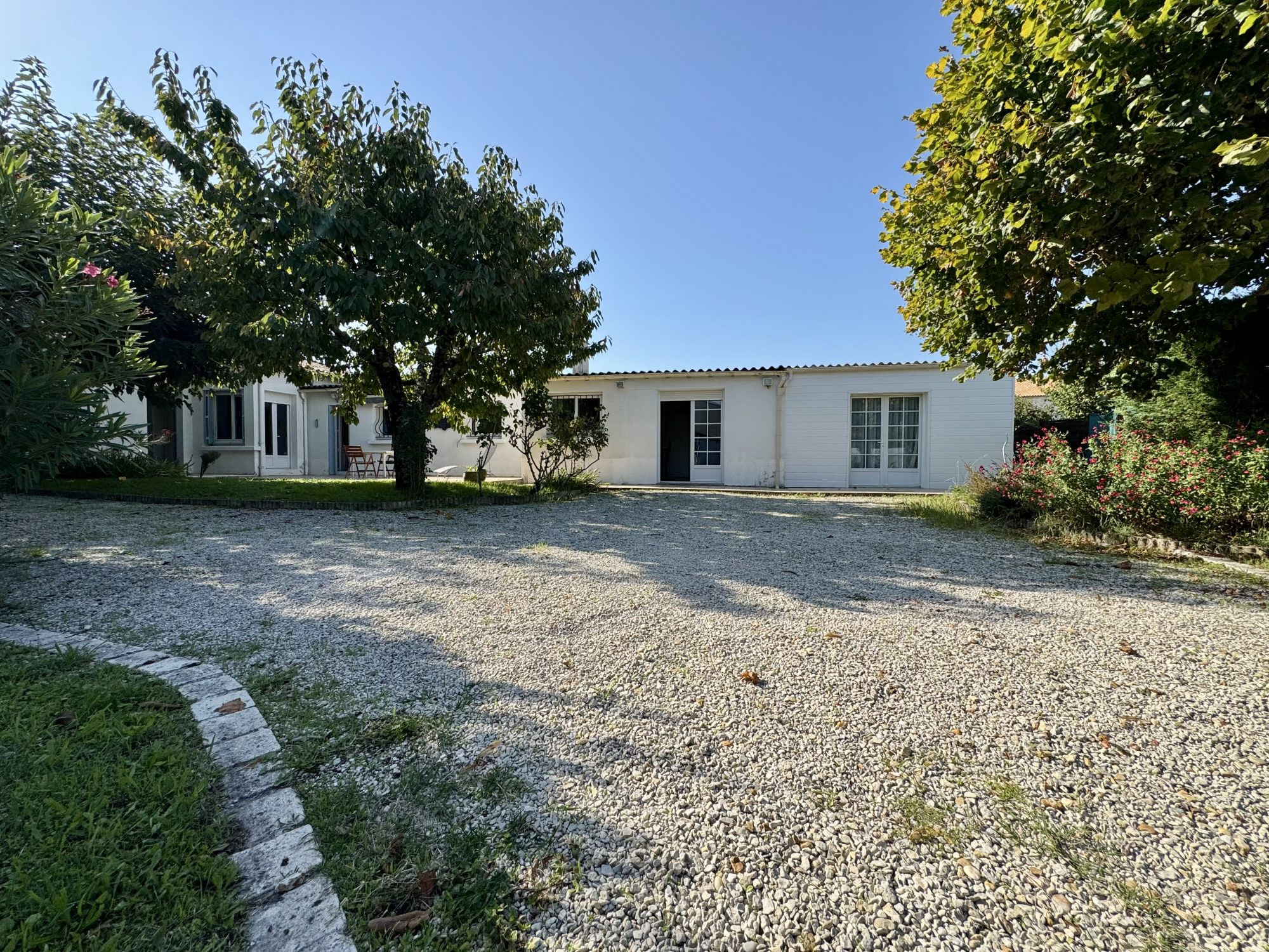 Breuillet – Family Home 217 m² with Garden, Swimming Pool and Garage, Close to Town Center 2