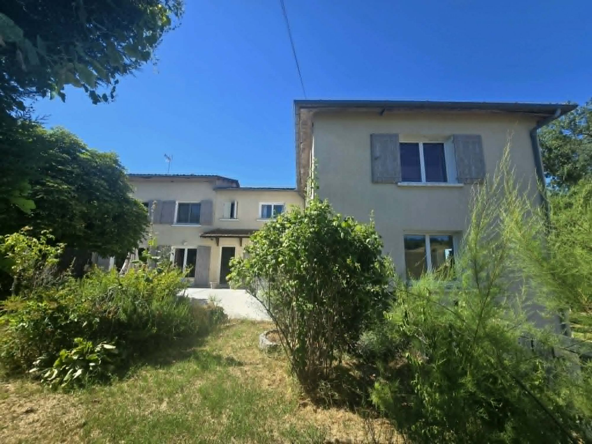 Grande maison au calme à 10 min à pied du centre de Chalais