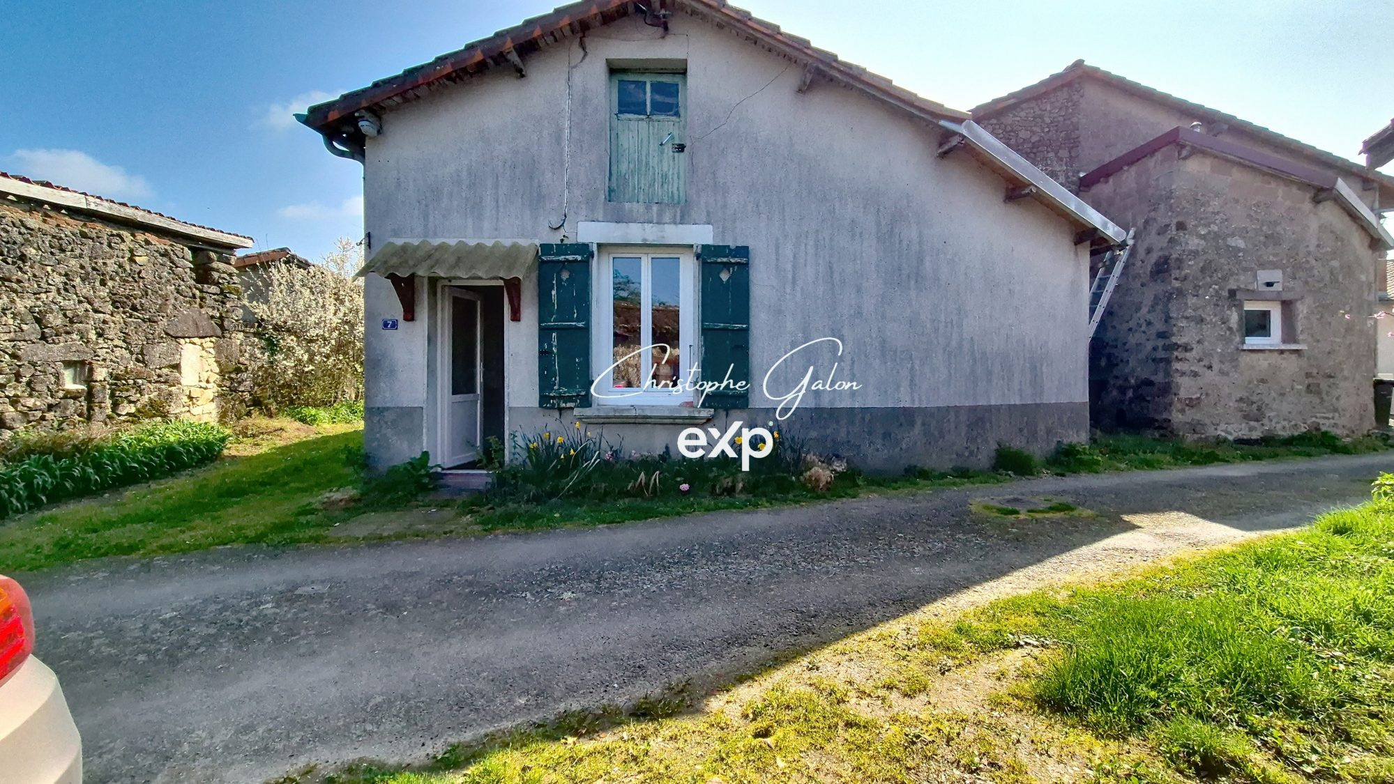 Maison à rénover avec dépendances et jardin