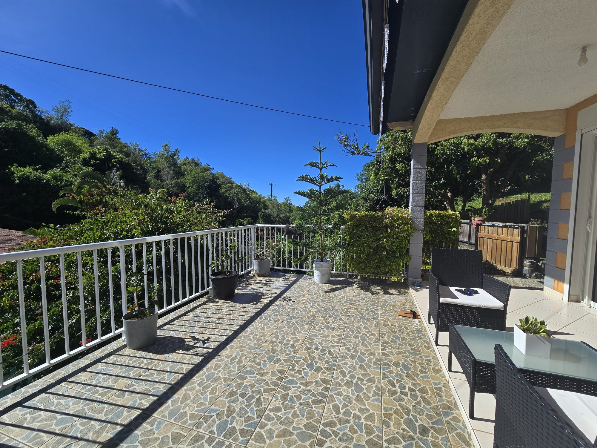 Voici une proposition d'annonce optimisée, conçue pour capter l'attention des investisseurs tout en mettant en avant la qualité patrimoniale de l'ensemble. 🏠 OPPORTUNITÉ INVESTISSEUR : ENSEMBLE IMMOBILIER DE 2 MAISONS – L’ENTRE-DEUX