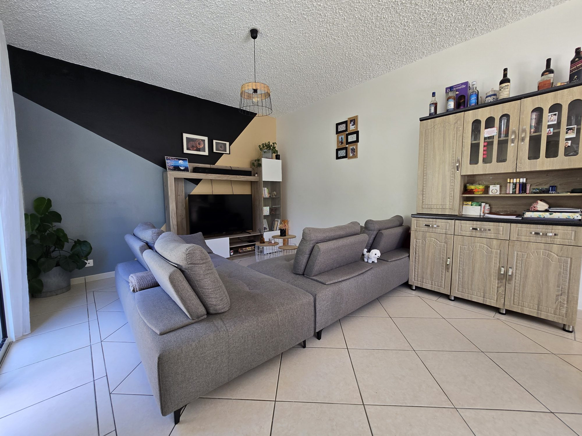 Voici une proposition d'annonce optimisée, conçue pour capter l'attention des investisseurs tout en mettant en avant la qualité patrimoniale de l'ensemble. 🏠 OPPORTUNITÉ INVESTISSEUR : ENSEMBLE IMMOBILIER DE 2 MAISONS – L’ENTRE-DEUX