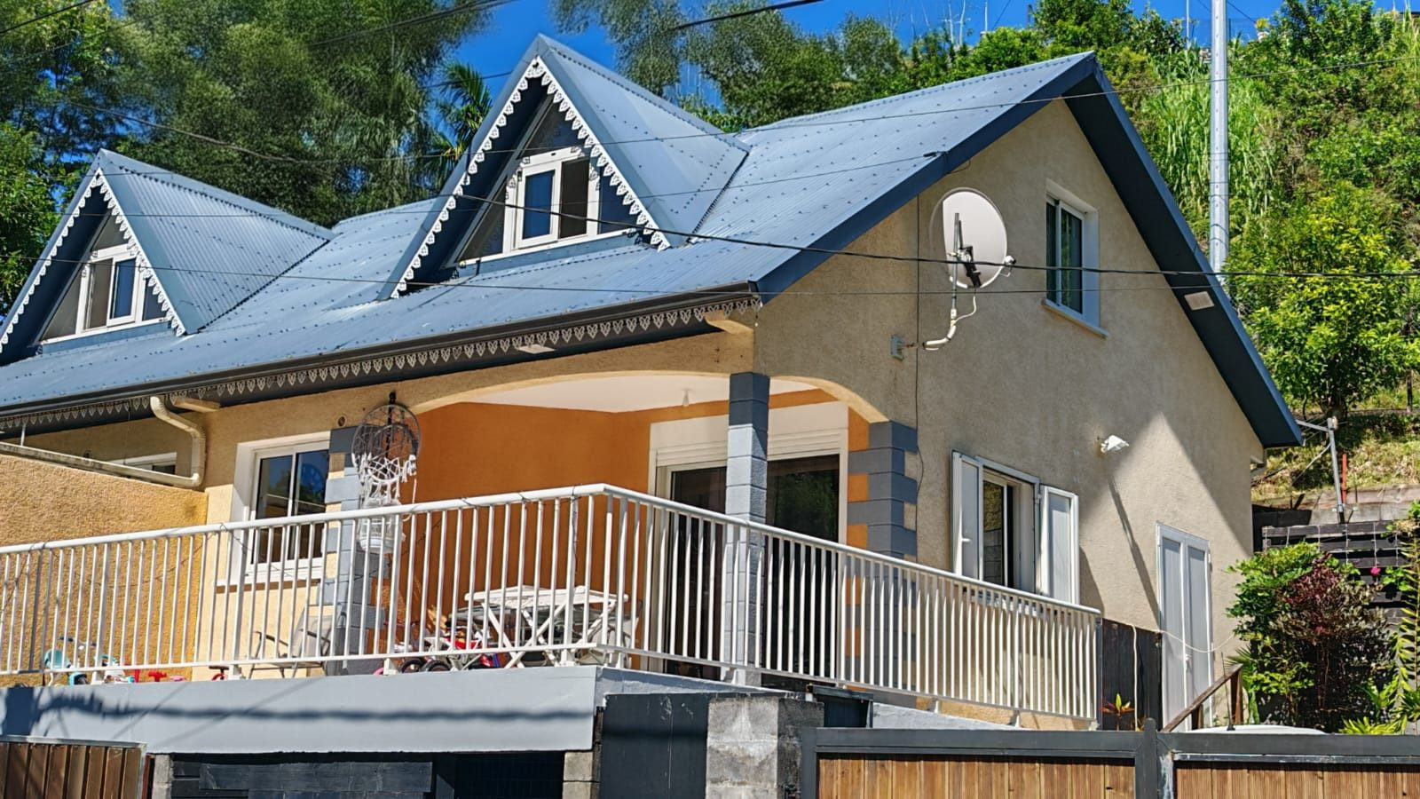 Voici une proposition d'annonce optimisée, conçue pour capter l'attention des investisseurs tout en mettant en avant la qualité patrimoniale de l'ensemble. 🏠 OPPORTUNITÉ INVESTISSEUR : ENSEMBLE IMMOBILIER DE 2 MAISONS – L’ENTRE-DEUX