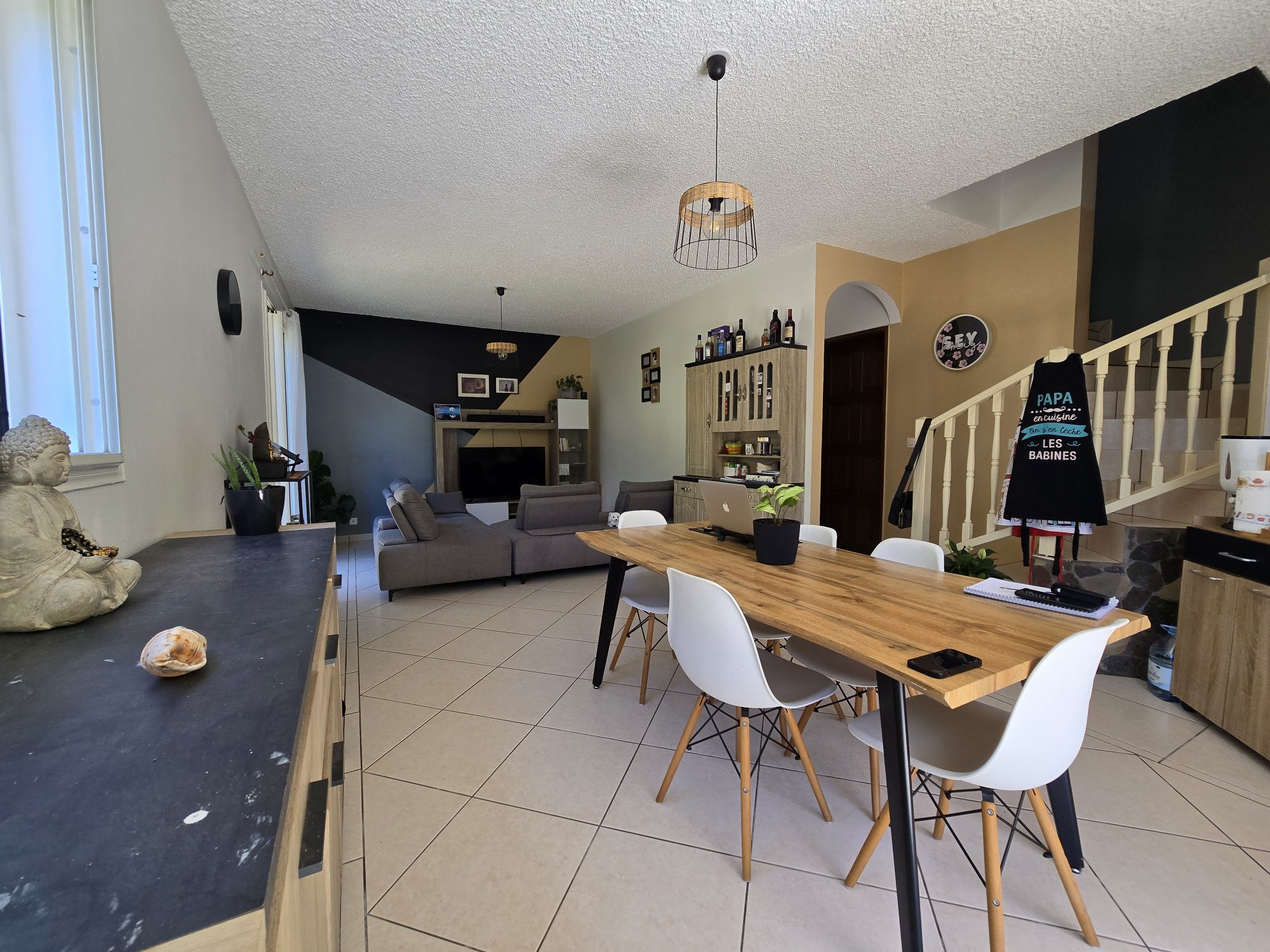 Voici une proposition d'annonce optimisée, conçue pour capter l'attention des investisseurs tout en mettant en avant la qualité patrimoniale de l'ensemble. 🏠 OPPORTUNITÉ INVESTISSEUR : ENSEMBLE IMMOBILIER DE 2 MAISONS – L’ENTRE-DEUX