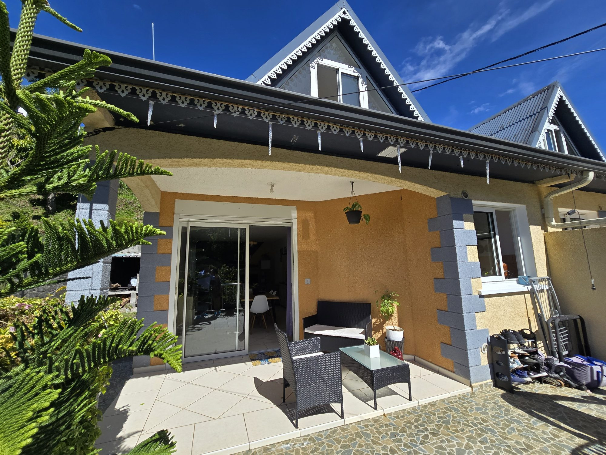 Voici une proposition d'annonce optimisée, conçue pour capter l'attention des investisseurs tout en mettant en avant la qualité patrimoniale de l'ensemble. 🏠 OPPORTUNITÉ INVESTISSEUR : ENSEMBLE IMMOBILIER DE 2 MAISONS – L’ENTRE-DEUX