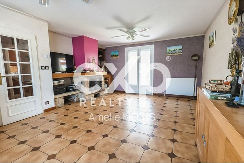 Single-story house with complete basement 3