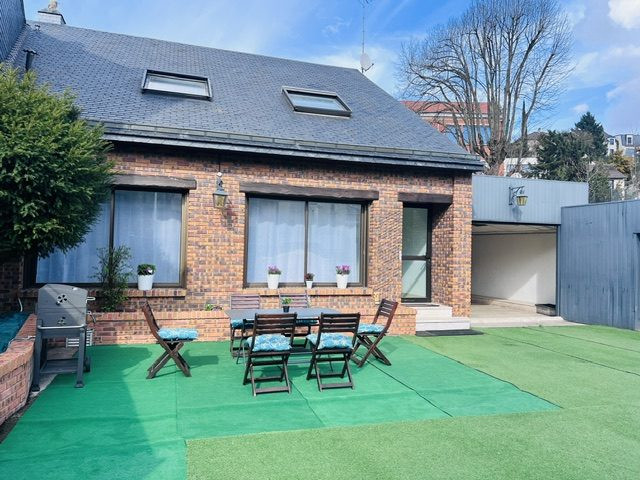 Maison 8 pièces 239 m² · à Le Plessis-Robinson · 239 m² · 946 000 €