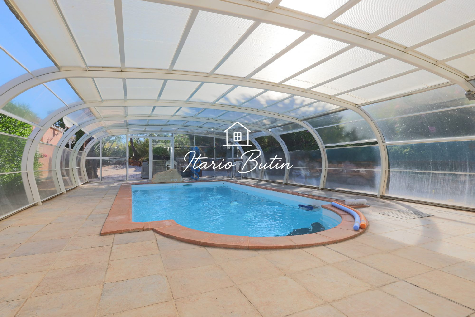 Villa Type 6 avec piscine sous sol et grand terrain