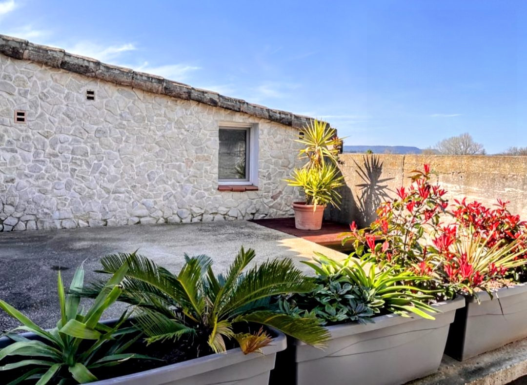 A family property with multiple possibilities, where comfort, space and independence meet... near Avignon and Nîmes 3