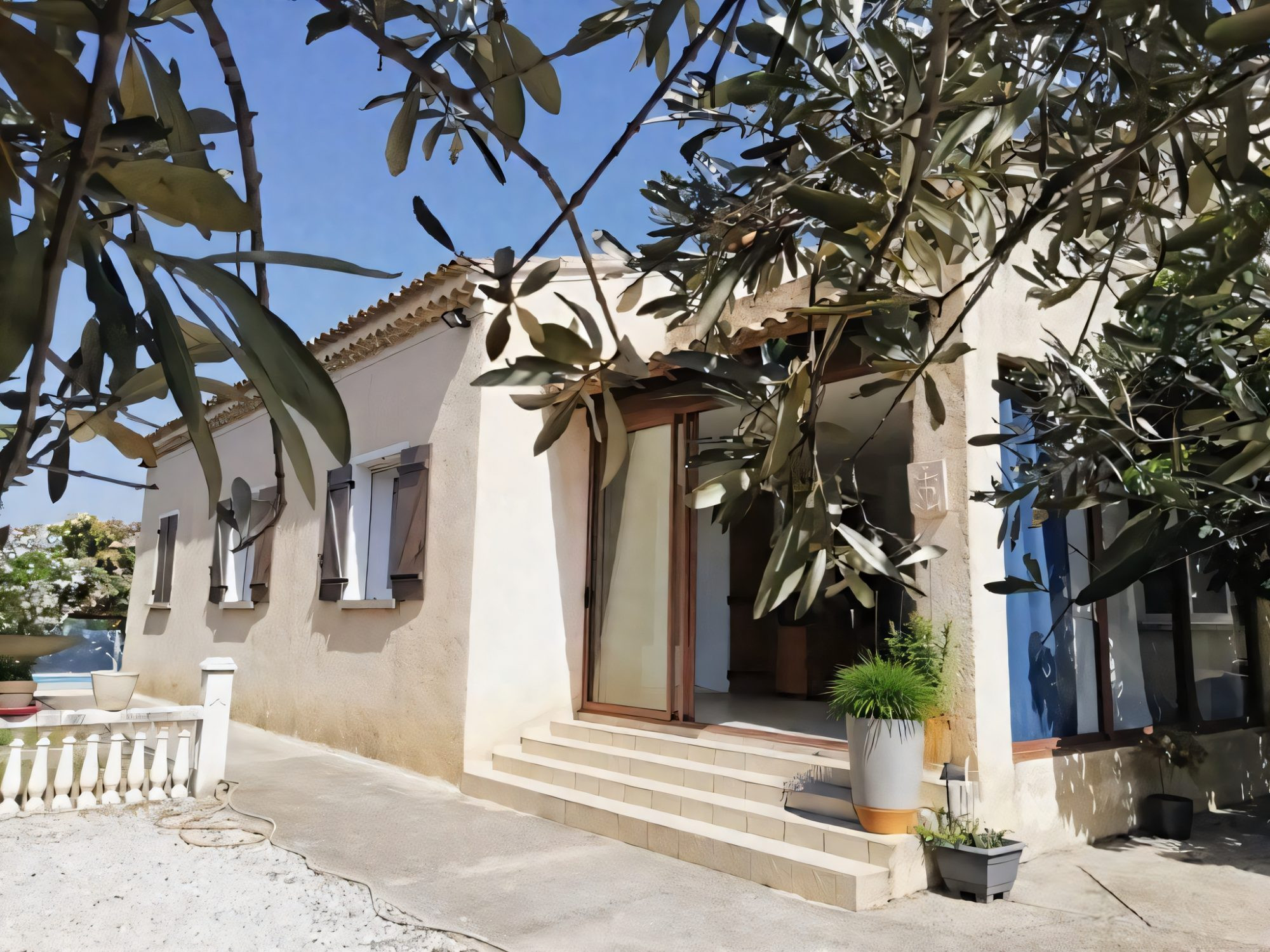 A family property with multiple possibilities, where comfort, space and independence meet... near Avignon and Nîmes 2