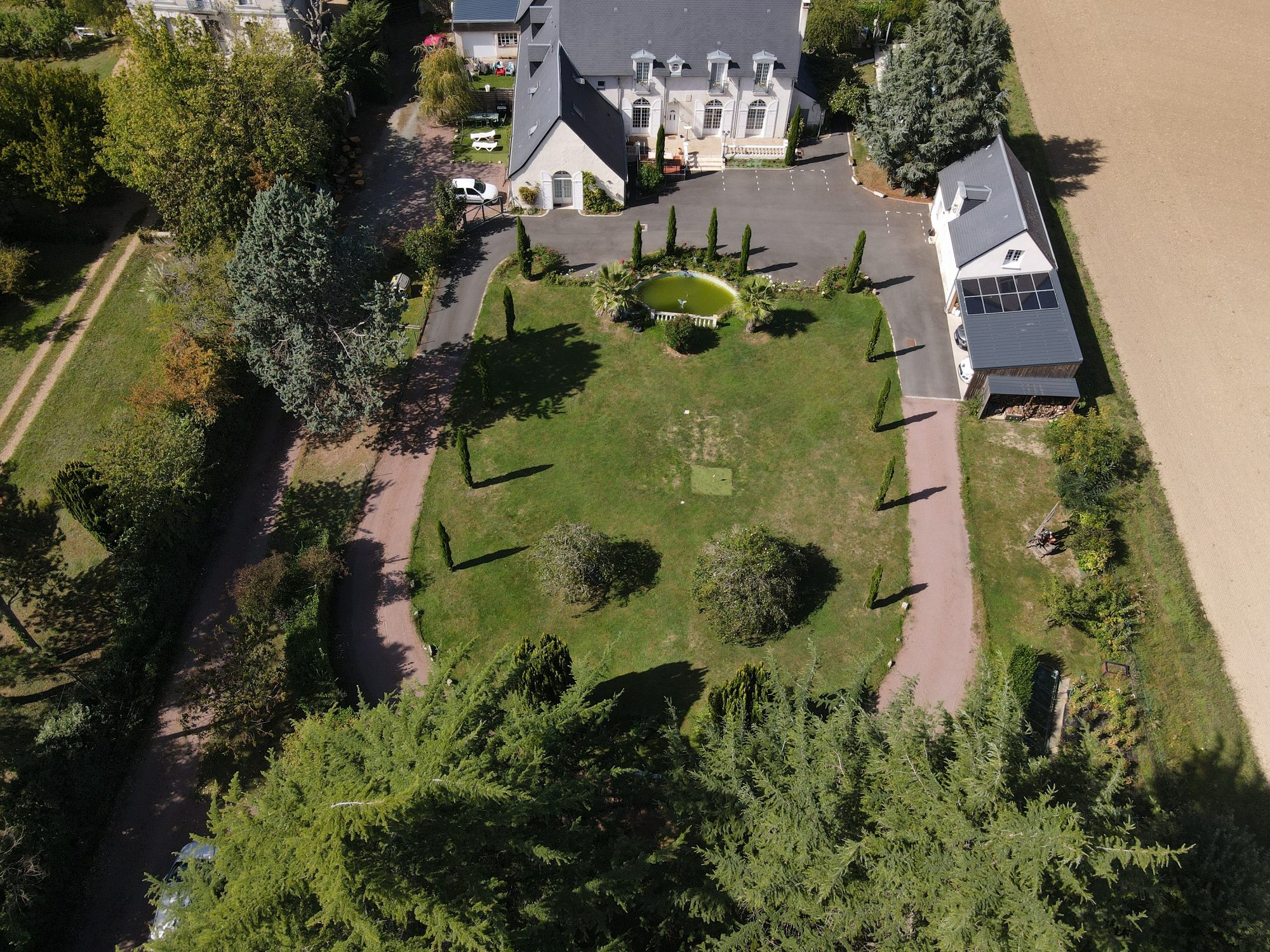 Demeure de charme avec chambres d’hôtes au cœur d’un jardin paysagé, à 15 minutes de Tours (37)