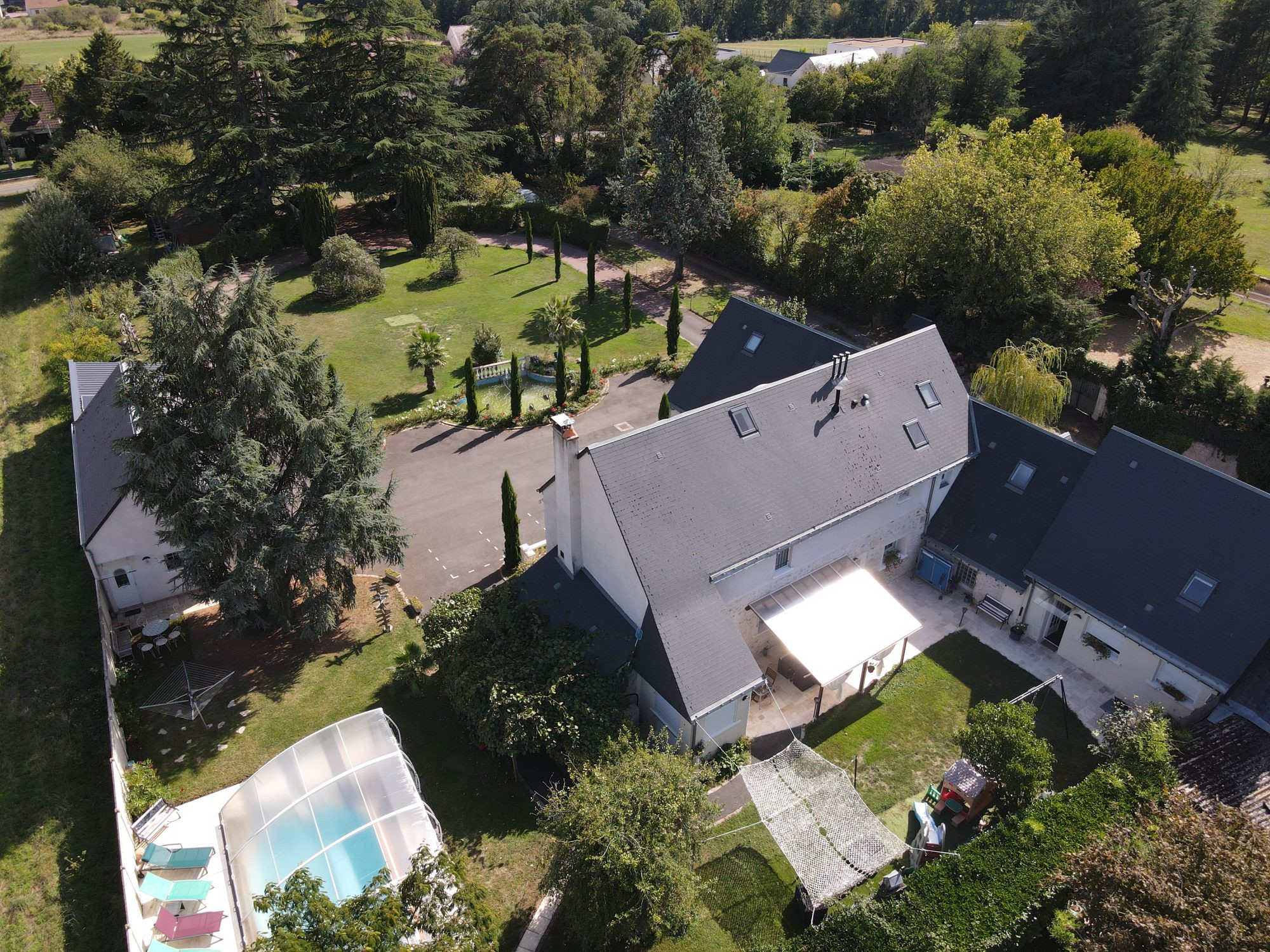 Demeure de charme avec chambres d’hôtes au cœur d’un jardin paysagé, à 15 minutes de Tours (37)