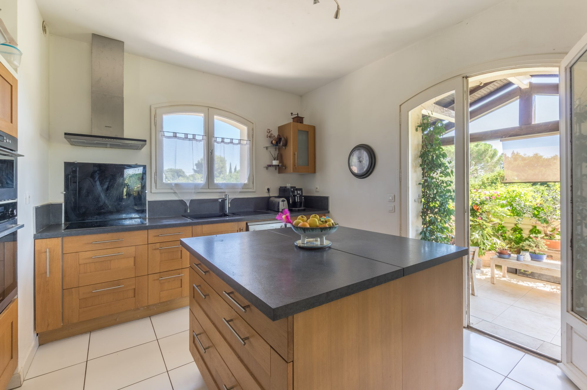 T6 VILLA WITH 2300M² GARDEN 2